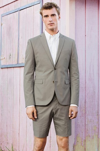 Comment porter un short gris foncé: Pense à opter pour un blazer gris et un short gris foncé pour prendre un verre après le travail.