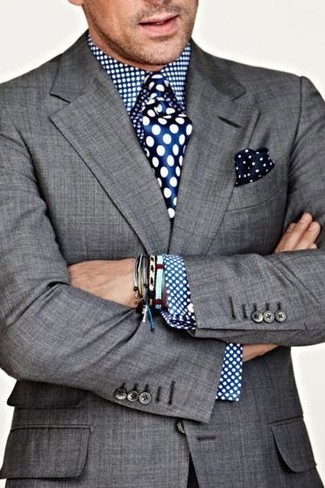 Comment porter une cravate en soie á pois bleu marine et blanc: L'association d'un blazer gris et d'une cravate en soie á pois bleu marine et blanc te démarquera de la masse sans trop être “too much”.