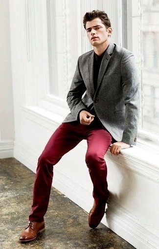 Un blazer à porter avec un pantalon chino rouge: Choisis un blazer gris et un pantalon chino bordeaux pour un look idéal au travail. Une paire de des chaussures derby en cuir marron rendra élégant même le plus décontracté des looks.