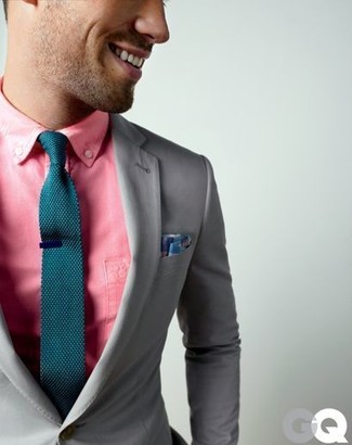 Comment porter un blazer gris à 30 ans: Fais l'expérience d'un style classique avec un blazer gris et une chemise de ville rose.