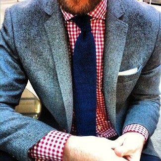 Comment porter une cravate bleu marine au printemps à 30 ans: L'association d'un blazer en laine gris et d'une cravate bleu marine peut te démarquer de la foule. Ce look printanier est un de nos préférés.