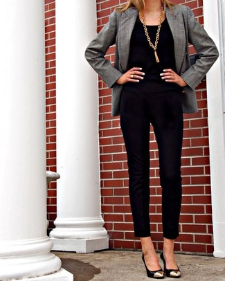 Comment porter une combinaison pantalon en velours noire: Essaie de marier un blazer gris avec une combinaison pantalon en velours noire pour obtenir un look relax mais stylé. Cette tenue est parfait avec une paire de escarpins en cuir noir et doré.