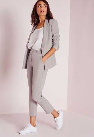 Comment porter un blazer gris: Pense à associer un blazer gris avec un pantacourt gris pour une tenue idéale le week-end. Tu veux y aller doucement avec les chaussures? Choisis une paire de baskets basses blanches pour la journée.