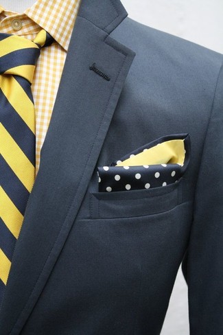 Comment porter une cravate moutarde: Harmonise un blazer gris foncé avec une cravate moutarde pour dégager classe et sophistication.