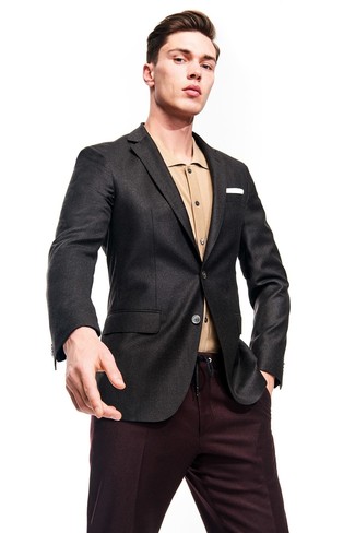 Comment porter une chemise à manches longues marron clair pour un style elégantes à 30 ans: Choisis une chemise à manches longues marron clair et un pantalon de costume bordeaux pour un look classique et élégant.