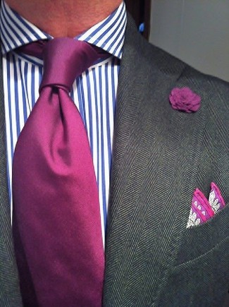 Comment porter une cravate violette: Harmonise un blazer gris foncé avec une cravate violette pour une silhouette classique et raffinée.