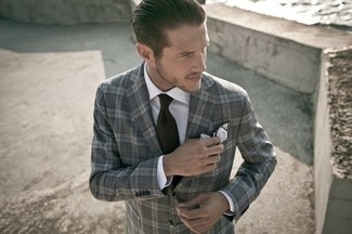 Comment porter un blazer écossais gris en été à 30 ans: Associe un blazer écossais gris avec une chemise de ville blanche pour un look classique et élégant. On trouve que pour pour les journées estivales ce look est parfait.