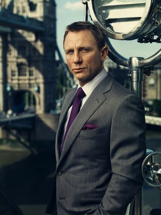 Comment porter une cravate violet clair: Pense à opter pour un blazer à rayures verticales gris foncé et une cravate violet clair pour une silhouette classique et raffinée.