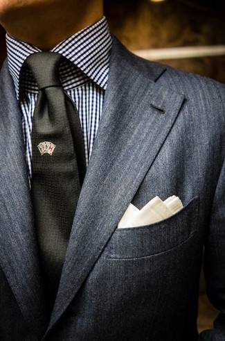 Tenue: Blazer gris foncé, Chemise de ville en vichy blanche et noire, Cravate noire, Pochette de costume blanche