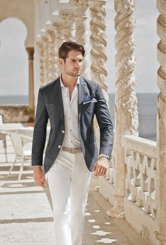 Comment porter une ceinture en cuir beige: Pense à porter un blazer gris foncé et une ceinture en cuir beige pour une tenue idéale le week-end.