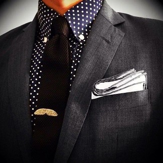 Comment porter une cravate en tricot noire: Essaie de marier un blazer gris foncé avec une cravate en tricot noire pour dégager classe et sophistication.