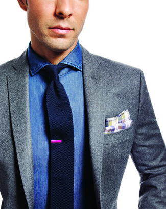Comment porter une cravate en tricot en été: Essaie d'associer un blazer gris foncé avec une cravate en tricot pour un look pointu et élégant. Nous trouvons que pour pour les journées estivales ce look est parfaite et très beau.