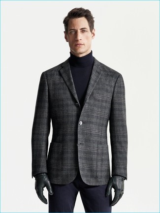Tenue: Blazer en laine écossais gris foncé, Pull à col roulé bleu marine, Pantalon de costume bleu marine, Gants en cuir noirs