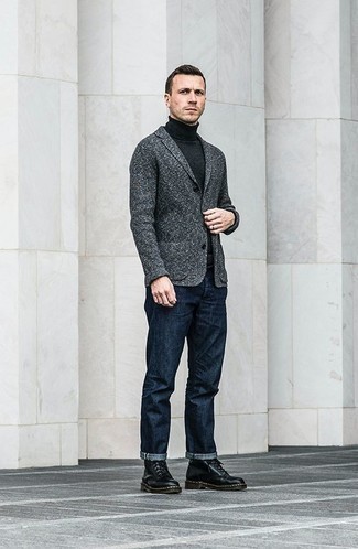 Comment porter un blazer gris foncé: Pense à marier un blazer gris foncé avec un jean bleu marine pour un look idéal au travail. Complète ce look avec une paire de bottes de loisirs en cuir noires.