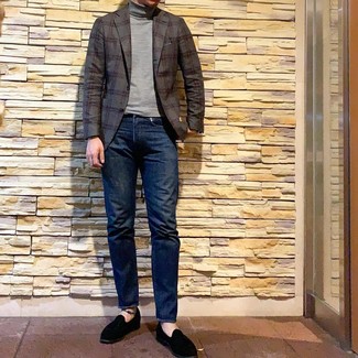 Comment porter un blazer écossais gris: Harmonise un blazer écossais gris avec un jean bleu marine pour obtenir un look relax mais stylé. Opte pour une paire de slippers en daim noirs pour afficher ton expertise vestimentaire.