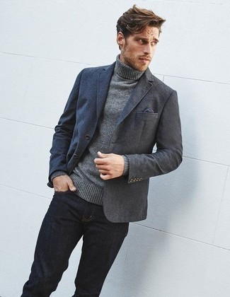Comment porter un blazer gris foncé: Pense à porter un blazer gris foncé et un jean gris foncé pour créer un look chic et décontracté.