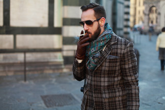 Comment porter des gants en cuir tabac: Pour une tenue aussi confortable que ton canapé, harmonise un blazer écossais gris avec des gants en cuir tabac.