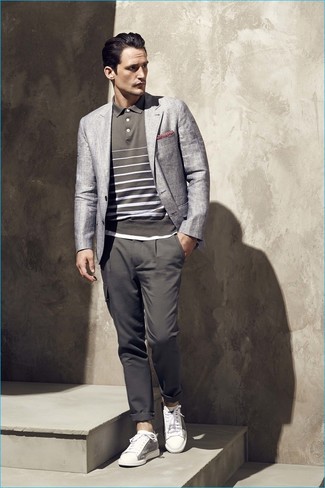 Tenue: Blazer gris, Polo à rayures horizontales gris foncé, Pantalon chino gris foncé, Tennis blancs