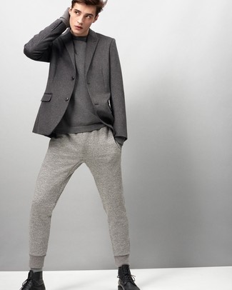 Comment porter un blazer en laine gris: Choisis un blazer en laine gris et un pantalon de jogging gris pour une tenue idéale le week-end. Fais d'une paire de bottes de loisirs en cuir noires ton choix de souliers pour afficher ton expertise vestimentaire.
