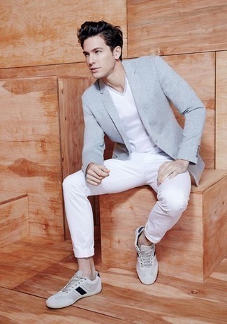 Comment porter un pantalon chino blanc avec des baskets basses blanches à 20 ans: Pense à porter un blazer gris et un pantalon chino blanc pour créer un look chic et décontracté. Une paire de baskets basses blanches apporte une touche de décontraction à l'ensemble.