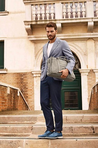 Tenue de Jamie Dornan: Blazer gris, T-shirt à col rond blanc, Pantalon chino bleu marine, Chaussures derby en cuir bleues
