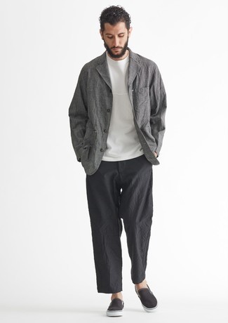 Comment porter des baskets à enfiler: Pense à associer un blazer en laine gris avec un pantalon chino noir pour un look idéal au travail. D'une humeur créatrice? Assortis ta tenue avec une paire de baskets à enfiler.