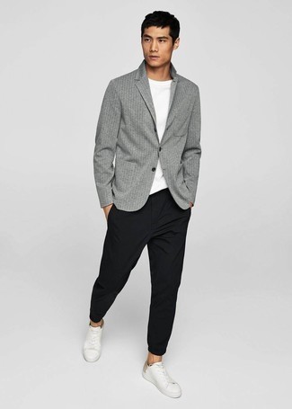 Tenue: Blazer à rayures verticales gris, T-shirt à col rond blanc, Pantalon chino noir, Baskets basses en cuir blanches