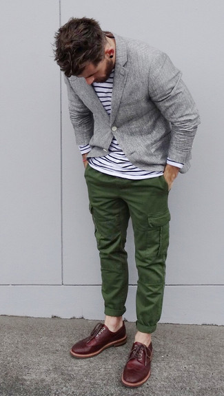 Tenue: Blazer gris, T-shirt à manche longue à rayures horizontales blanc et noir, Pantalon cargo vert foncé, Chaussures brogues en cuir bordeaux