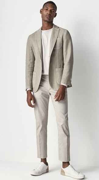 Comment porter un blazer gris avec un pantalon chino gris: Associe un blazer gris avec un pantalon chino gris pour créer un look chic et décontracté. Une paire de baskets basses en toile blanches apportera un joli contraste avec le reste du look.