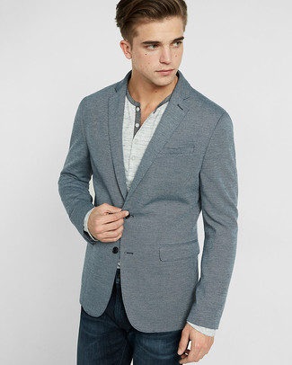 Comment porter un blazer gris: Opte pour un blazer gris avec un jean bleu marine pour un look idéal au travail.