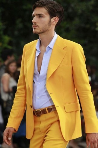 Comment porter une veste moutarde: Opte pour une veste moutarde avec un pantalon de costume jaune pour un look pointu et élégant.