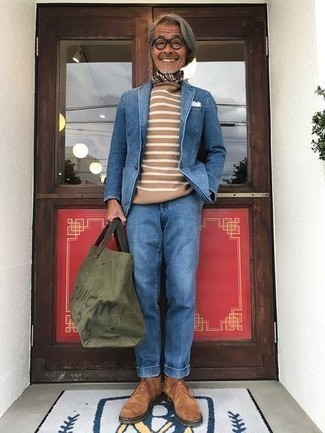 Comment porter des bottines chukka en daim beiges: Pense à opter pour un blazer en denim bleu et un jean bleu pour un look idéal au travail. Termine ce look avec une paire de bottines chukka en daim beiges.