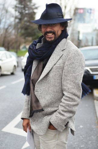 Comment porter un chapeau en laine bleu marine: Pense à associer un blazer en laine gris avec un chapeau en laine bleu marine pour un look idéal le week-end.