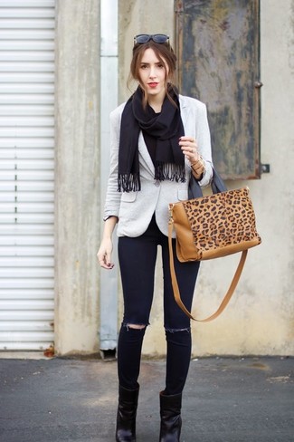 Comment porter un blazer gris: Choisis un blazer gris et un jean skinny déchiré noir pour un look de tous les jours facile à porter. Complète ce look avec une paire de bottines en cuir noires.