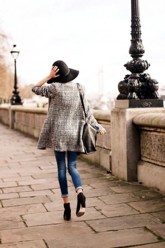 Comment porter un blazer gris: Harmonise un blazer gris avec un jean skinny bleu pour une tenue idéale le week-end. Assortis ce look avec une paire de bottines en daim noires.