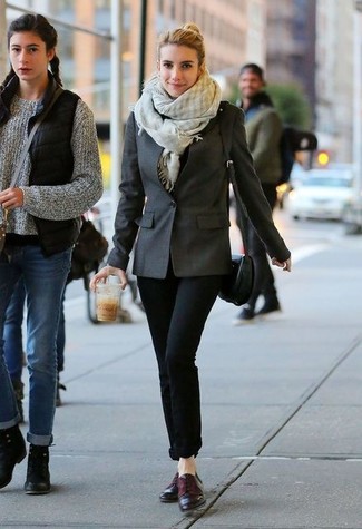 Tenue de Emma Roberts: Blazer gris foncé, Jean skinny noir, Chaussures derby en cuir pourpre foncé, Sac bandoulière en cuir noir