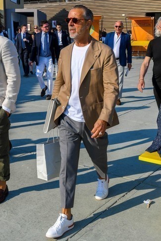 Comment porter un blazer après 60 ans