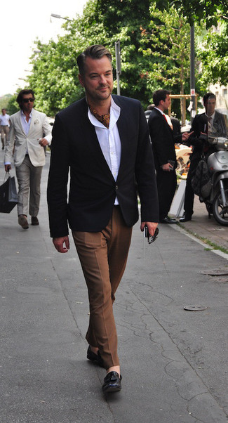 Comment porter un blazer avec des slippers au printemps