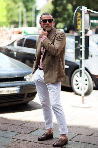Comment porter un blazer avec des slippers après 50 ans