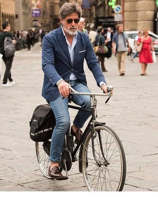 Comment porter un blazer avec des slippers après 50 ans