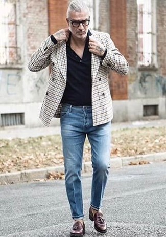 Comment porter un blazer avec des slippers après 50 ans