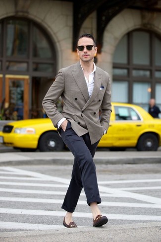 Comment porter un blazer avec des slippers pour un style chic decontractés