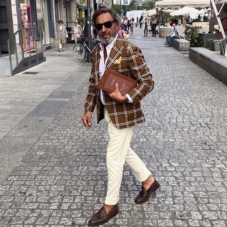 Comment porter un blazer avec des slippers après 50 ans