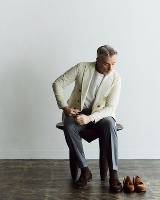 Comment porter un blazer avec des slippers après 50 ans