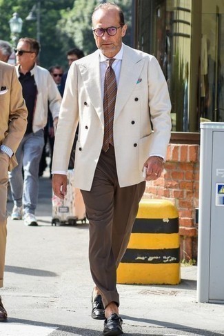 Comment porter un blazer avec des slippers après 50 ans