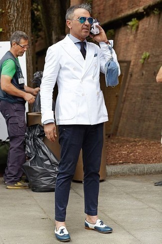 Comment porter un blazer avec des slippers après 50 ans