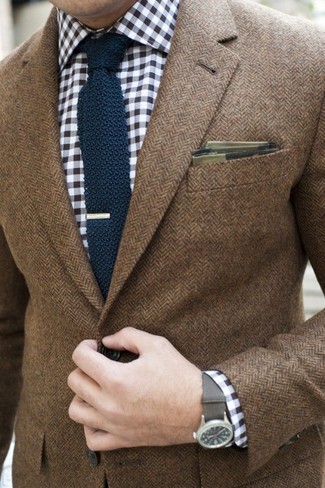Tenue: Blazer à chevrons marron, Chemise à manches longues en vichy blanc et bleu marine, Cravate en tricot bleu marine, Pochette de costume écossaise olive