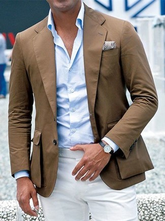 Comment porter une chemise à manches longues bleu clair pour un style elégantes en été: Pense à marier une chemise à manches longues bleu clair avec un pantalon de costume blanc pour un look classique et élégant. Bref, ce look d'été est une véritable trouvaille.