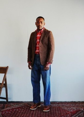 Comment porter un blazer: Harmonise un blazer avec un jean bleu marine pour un look idéal au travail. Une paire de chaussures derby en cuir marron foncé ajoutera de l'élégance à un look simple.