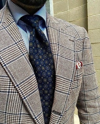 Comment porter un blazer en laine marron à 20 ans: Opte pour un blazer en laine marron avec une chemise de ville à rayures verticales blanc et bleu pour achever un look habillé mais pas trop.